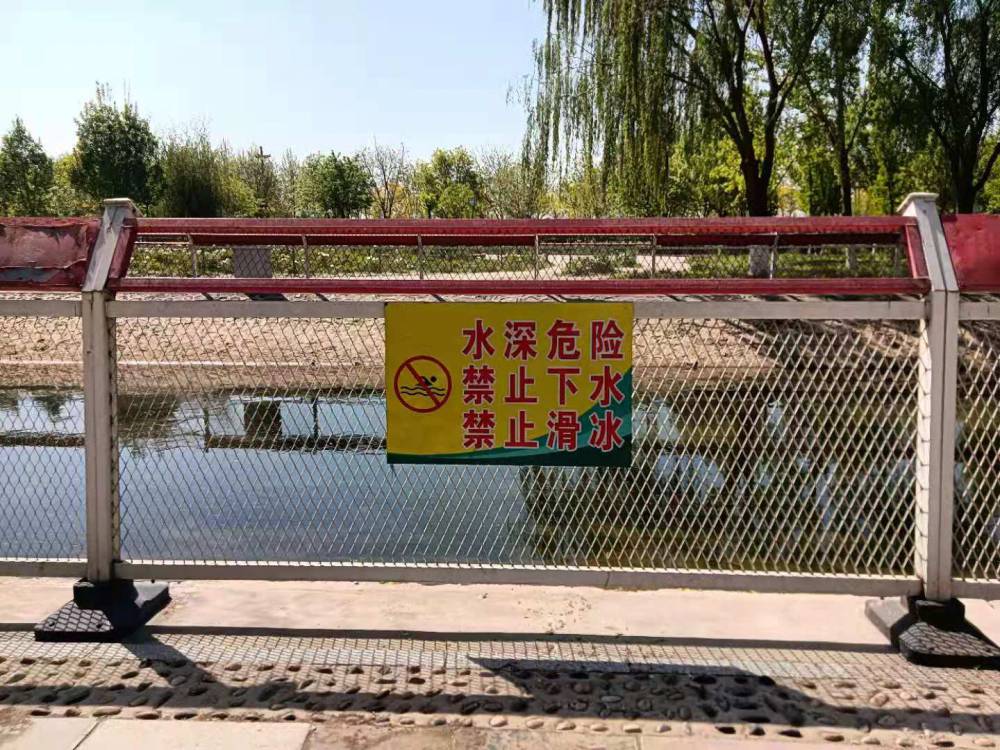 高速公鐵路防眩網與河道防撞防墜落防護欄 多功能鋼材網欄的應用與優勢